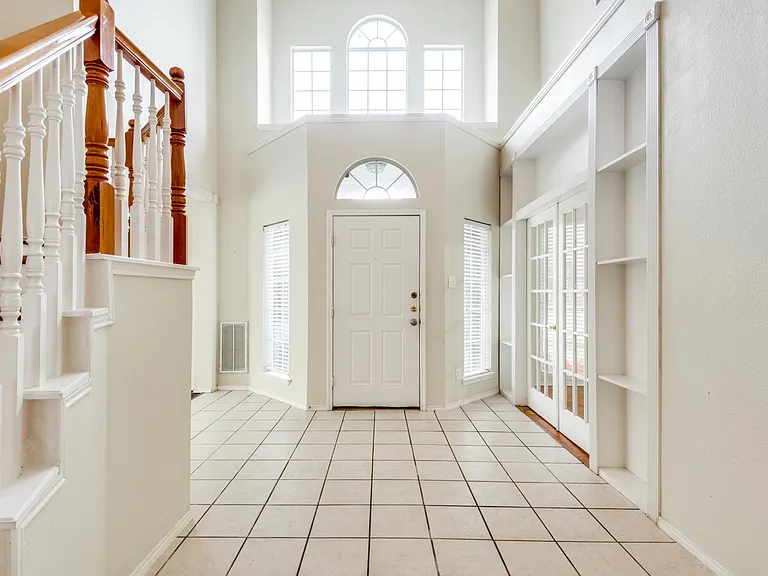 2904 Woods Dr — Photo 2