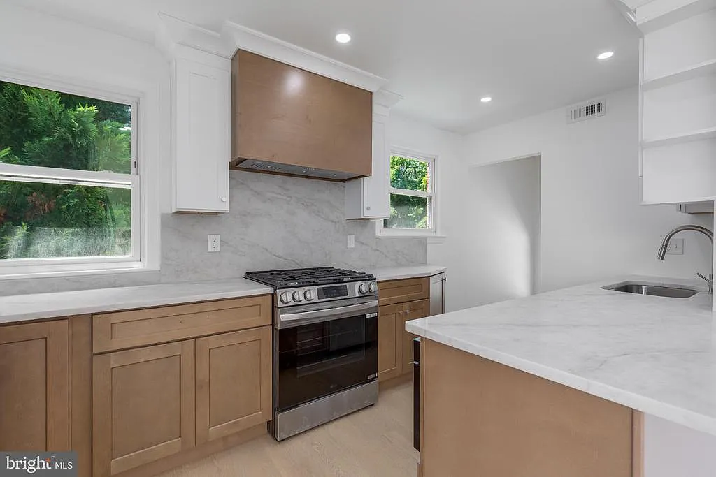 4 bed, 2.0 bath, 870 sqft, $3,000 — Photo 4