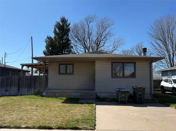 1113 Hillcrest Dr, Dodge City, KS 67801