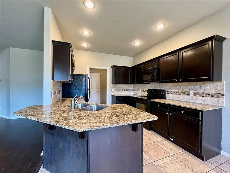 1276 S Blue Willow Ave — Photo 4