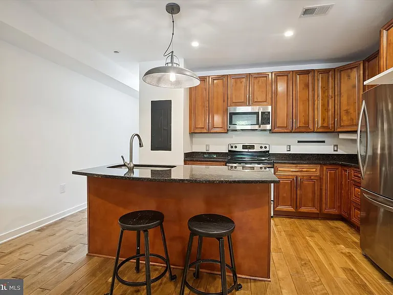 1921 2nd St NE #102 — Photo 3