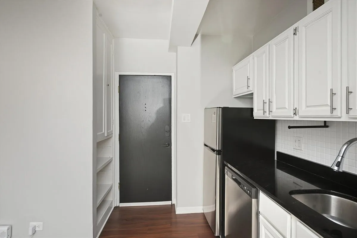 Studio, 281 sqft, $2,050 — Photo 3