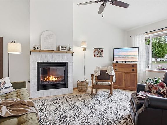 3rd image of 1175 Evergreen Lane