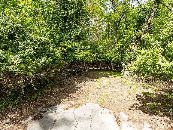 4th image of 2 N Crestwood Dr