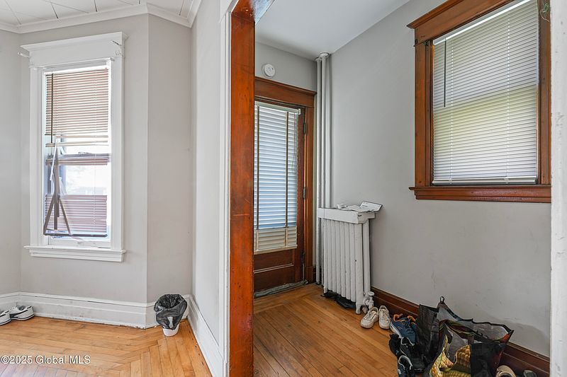 4th image of 424-426 Hudson Ave