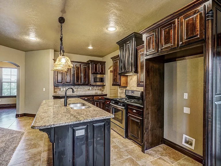 905 Samantha Ln — Photo 17