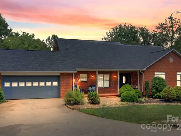 6310 Mountainside Dr, Hickory, NC 28601