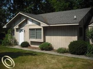 16 Clayburn Blvd, Waterford, MI 48327