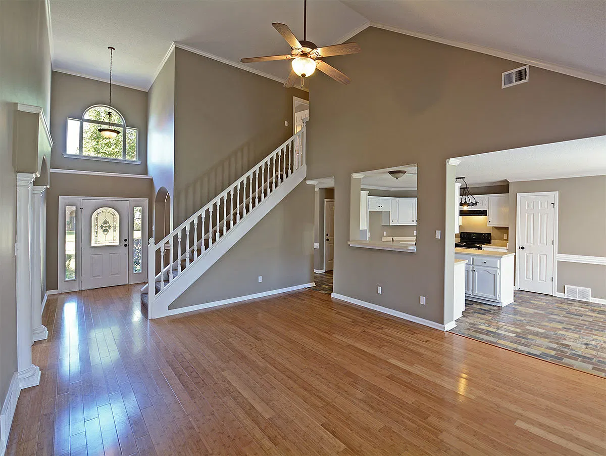 5 bed, 3 bath in Bartlett — Photo 2