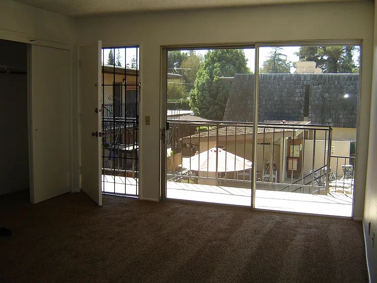 1078 Franklin Ave — Photo 40