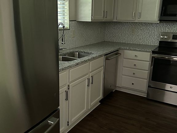 Kitchen (Brand New Fridge, Dishwasher, Stove and Microwave