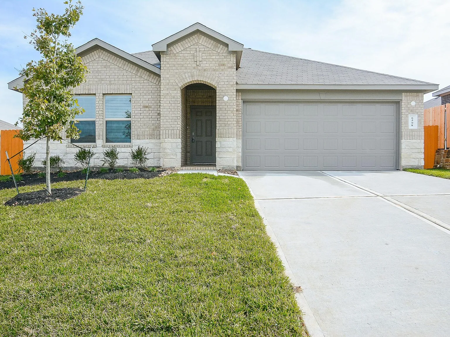 4 bed, 2.0 bath, 1692 sqft, $2,090 — Photo 2