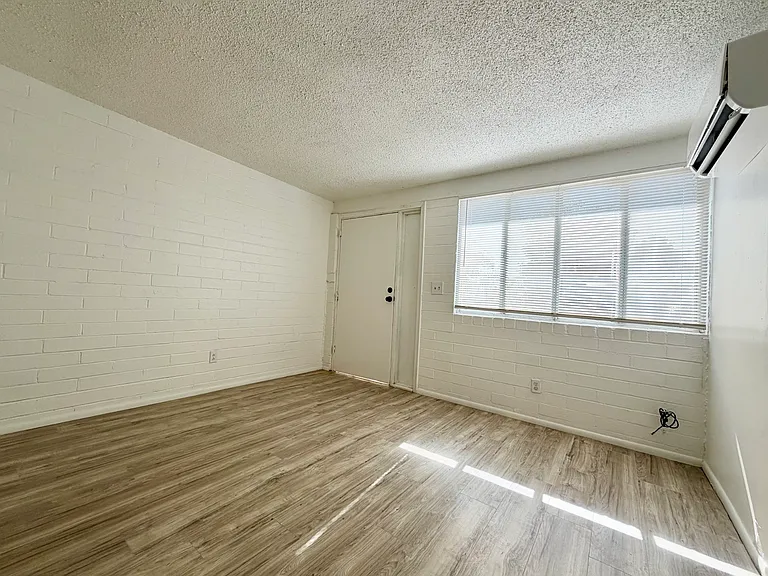 Studios, 1 Bedrooms and 2 Bedrooms! Charming Community with Off Street Parking — Photo 5