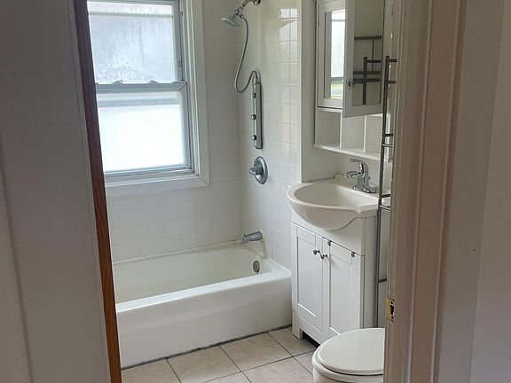 4th image of 68 Whiting St Floor 2