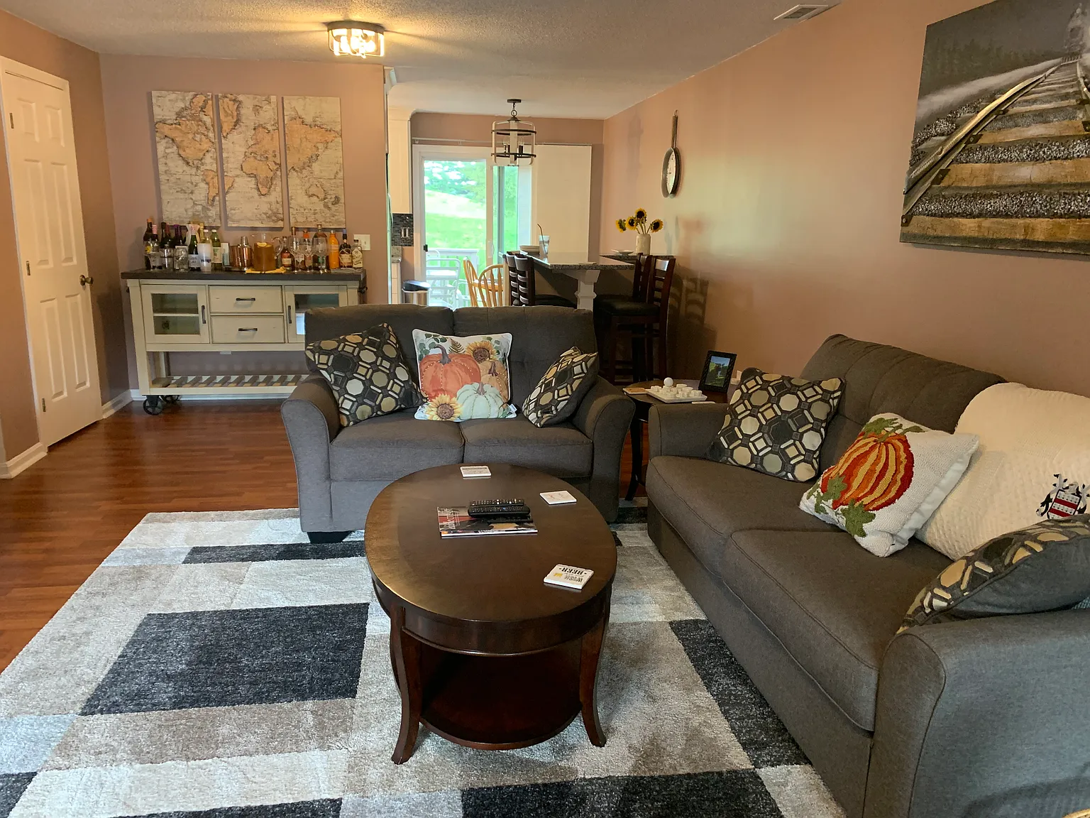 2 bed, 1.5 bath, 1600 sqft, $2,500 — Photo 2