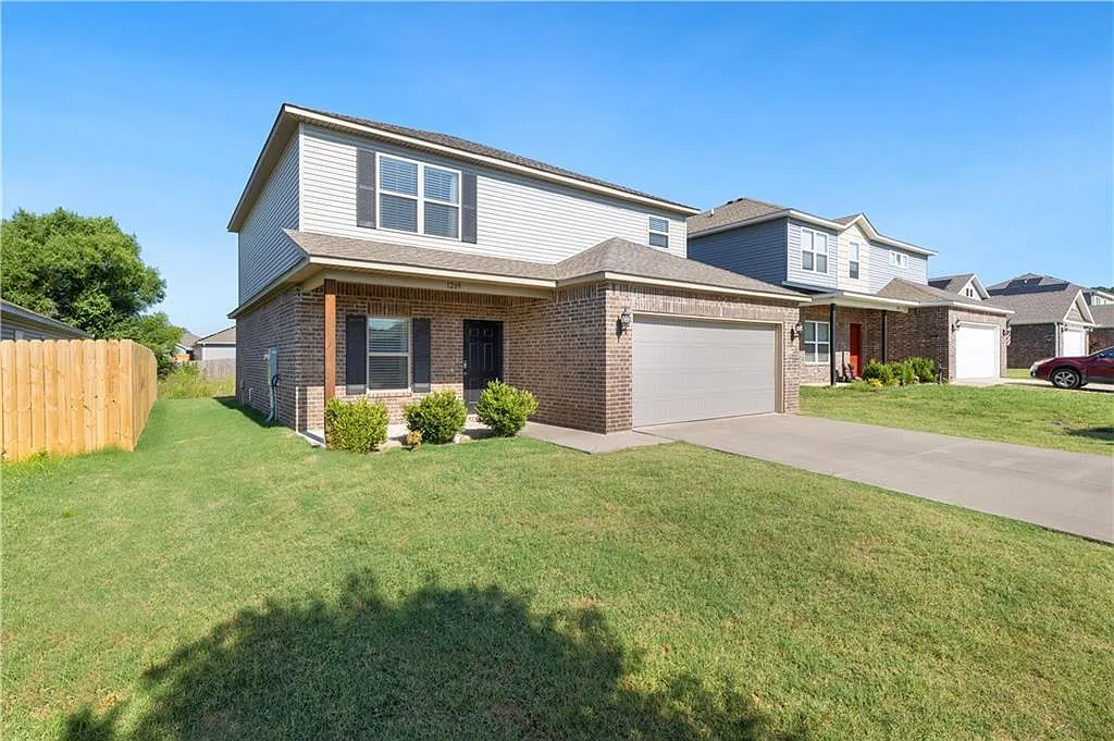 3 bed, 2.5 bath, 2021 sqft, $2,100 — Photo 1
