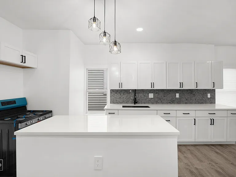 10623 S Perry Ave — Photo 2
