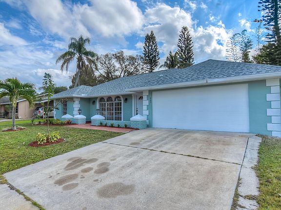 4th image of 449 NE Camelot Dr