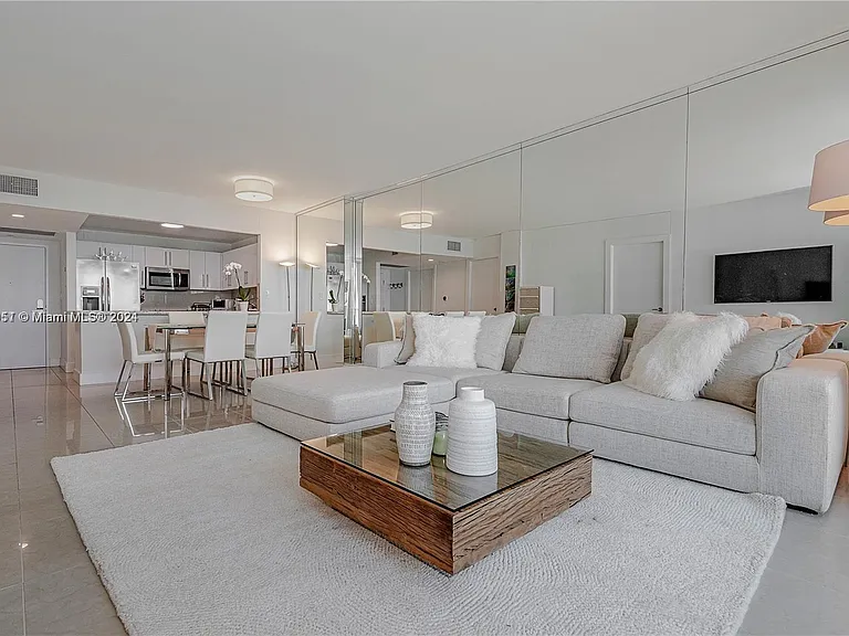 2301 Collins Ave #938 — Photo 23