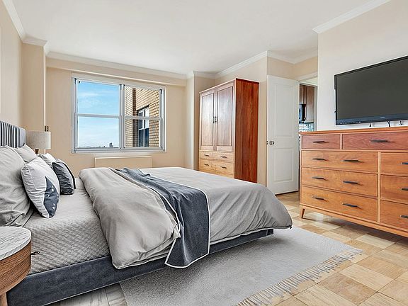 3rd image of 11011 Queens Blvd APT 24L