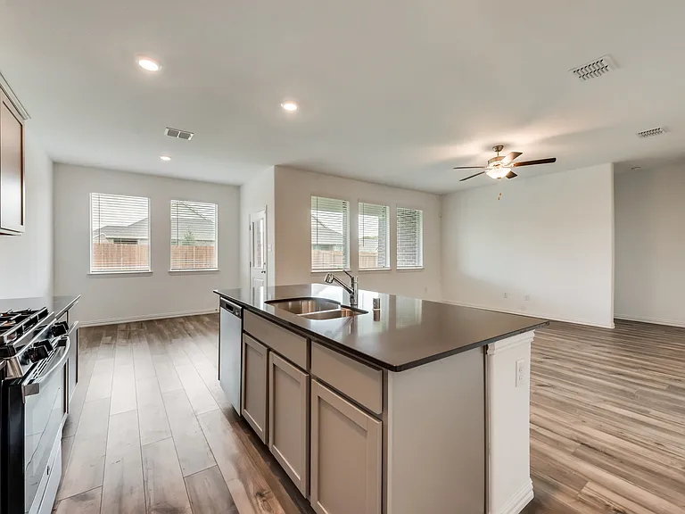 1833 Lake Grove Dr — Photo 11