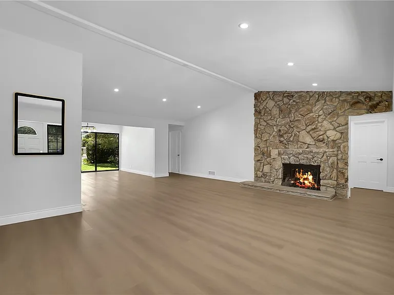 325 W Le Roy Ave — Photo 6