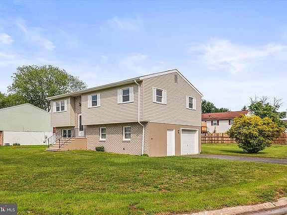 3rd image of 2 Carole Ct