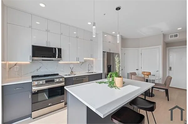 Building Photo - 406 Kennedy St NW #2