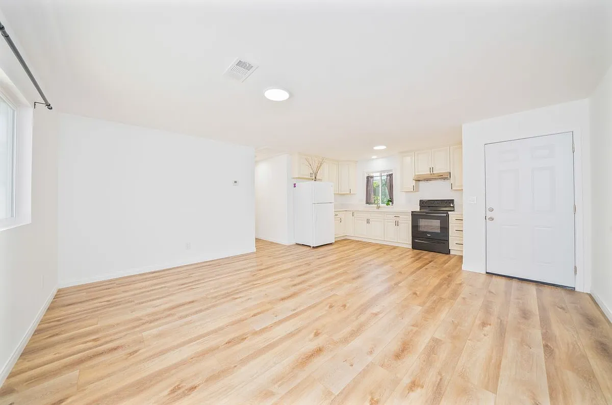 2 bed, 2.0 bath, 750 sqft, $2,700 — Photo 2