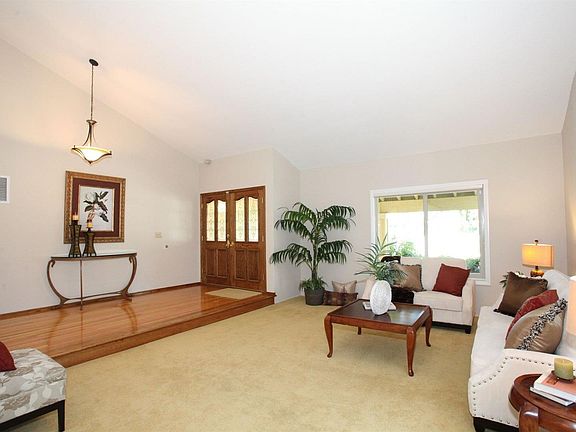 3rd image of 172 Sprucemont Pl