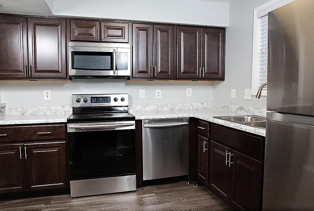 Laurel Bluff Apartments and Townhomes — Photo 3