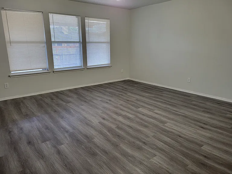 2450 Meadowgate Ln — Photo 2
