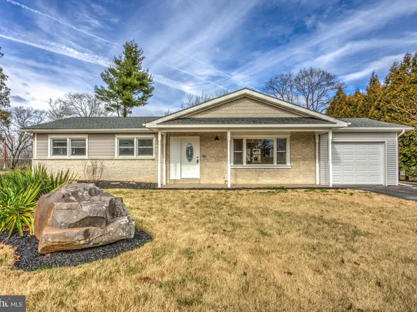 15 Heather Ln, Douglassville, PA 19518