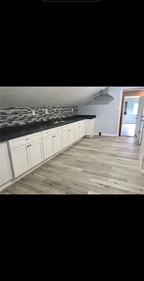 437 Saint Claire St #B — Photo 6