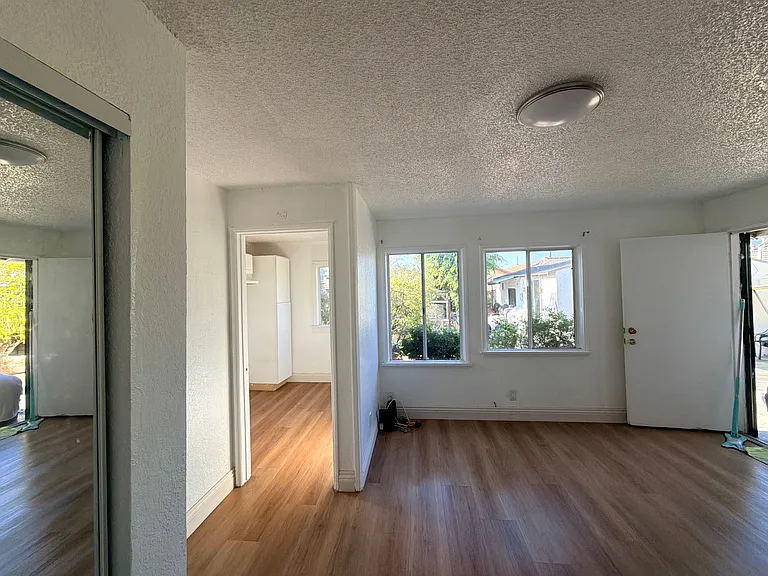 427 W Arbutus St — Photo 1