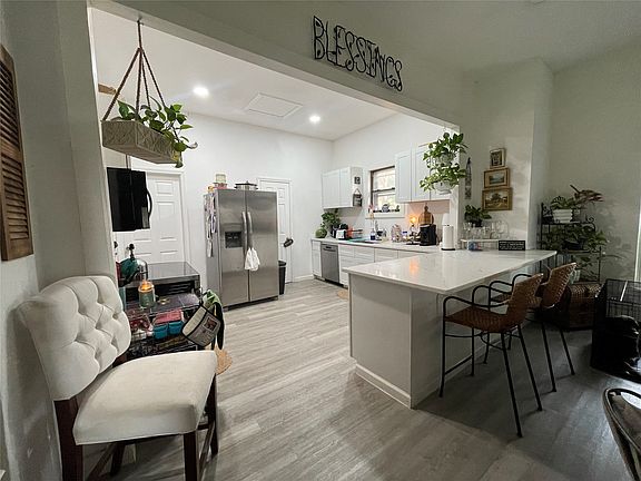 5th image of 200 S Austin St