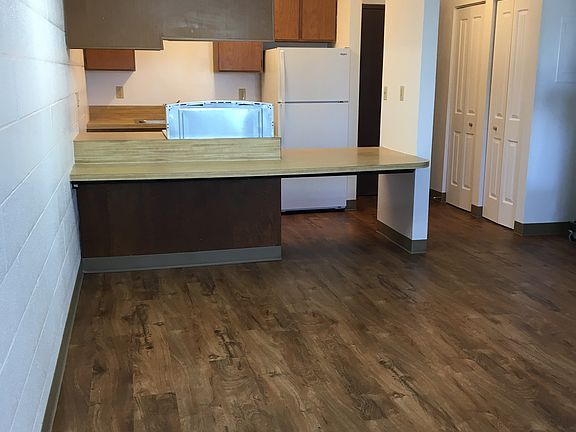 3rd image of 106 NE Main St #1