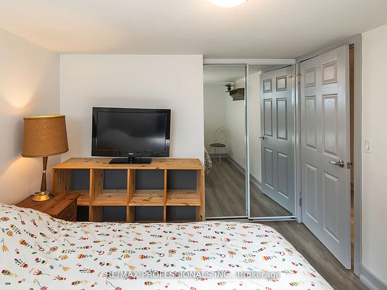 627 Christie St #LOWER — Photo 11