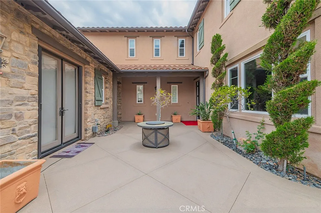 4 bed, 3.5 bath, 3698 sqft, $8,500 — Photo 2
