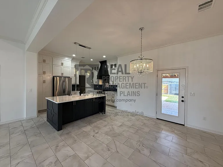 2109 Freedom Dr — Photo 2