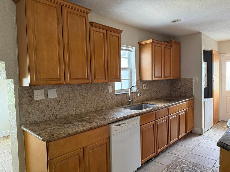 1751 NW 34th Ave — Photo 8