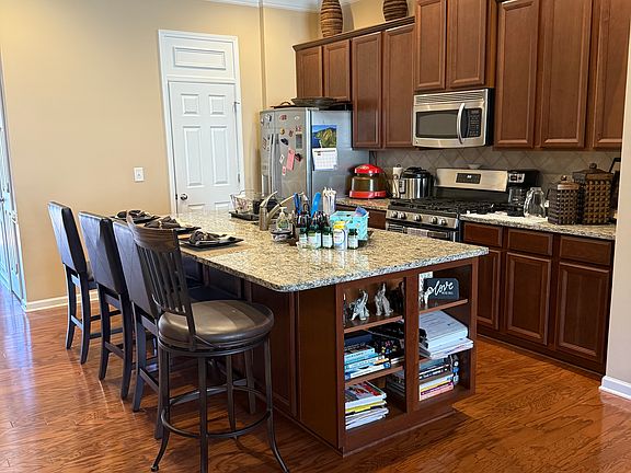 3rd image of 1664 Sabastian Point