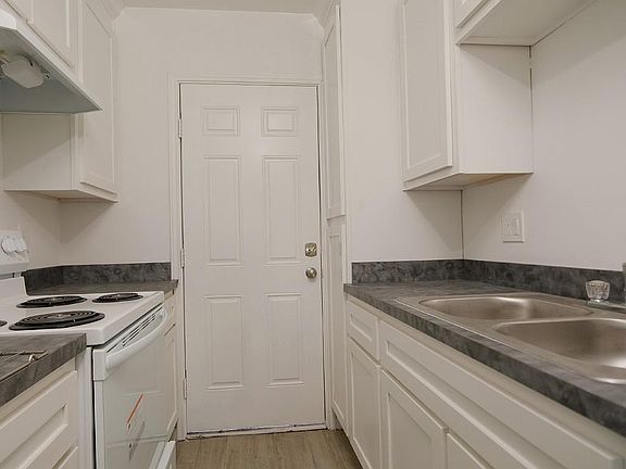 4th image of 2202 Solo St #2204