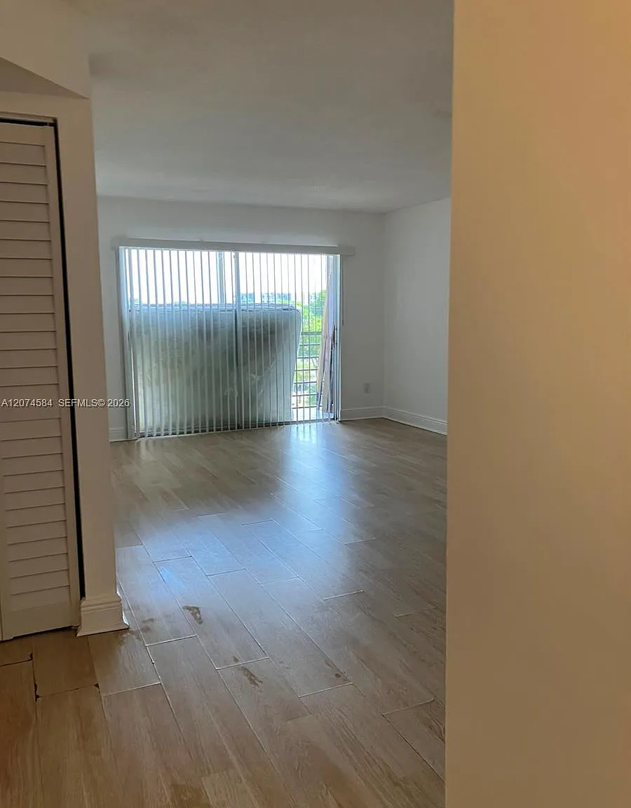 Brookfield Square Condo — Photo 3