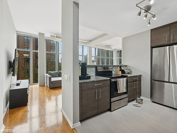 4th image of 1000 W Leland Ave #5C