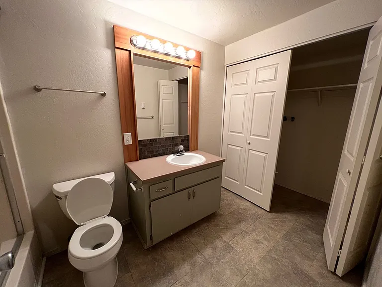 3930 Lake Grove Ave #1C — Photo 18