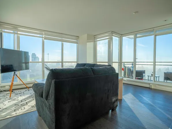 10777 University Dr #2204, Surrey, BC V3T 0E6