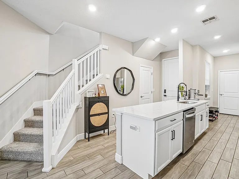 5282 Neil Dr — Photo 4