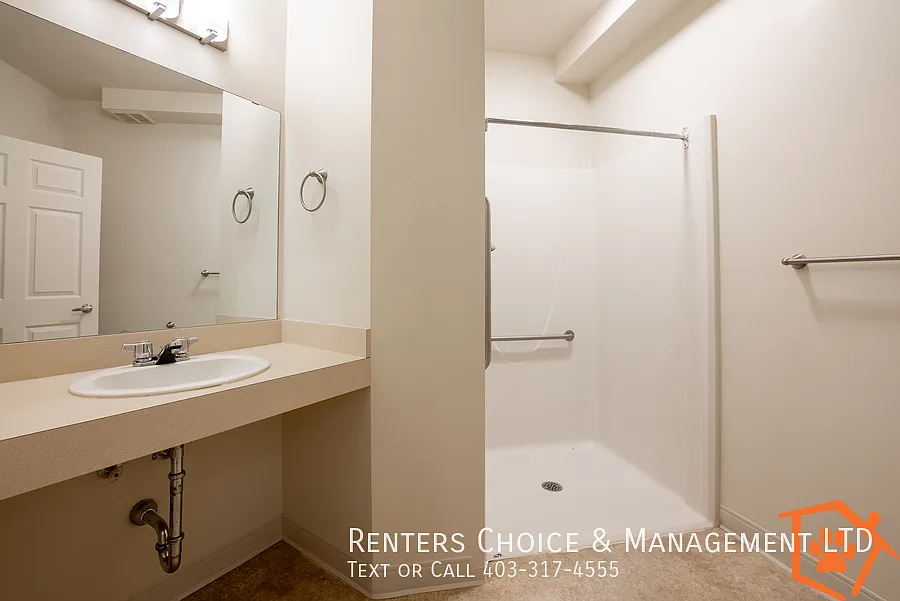 Senior Living In The Edwards, 2 Bedroom Pet Friendly — Photo 4