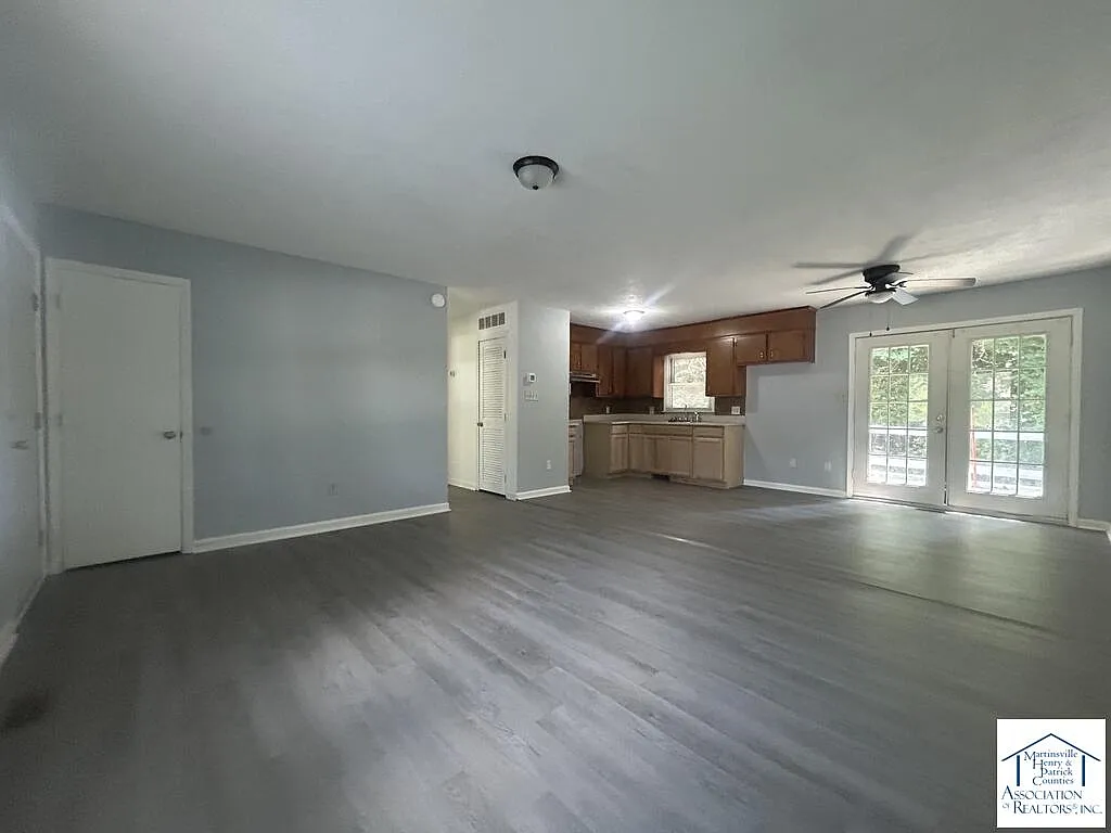 3 bed, 960 sqft, $1,150 — Photo 2